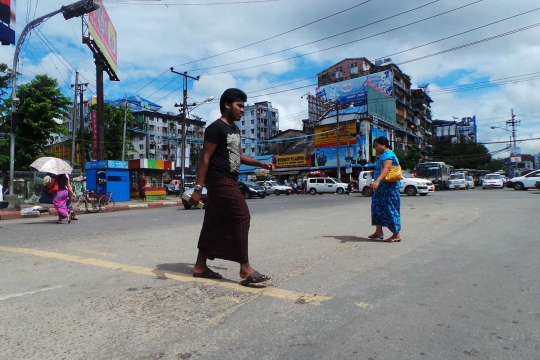 Kebiasaan unik pria Myanmar yang sehari-hari pakai sarung