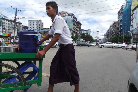 Kebiasaan unik pria Myanmar yang sehari-hari pakai sarung