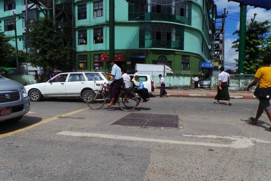 Kebiasaan unik pria Myanmar yang sehari-hari pakai sarung