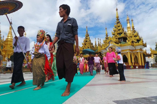 Kebiasaan unik pria Myanmar yang sehari-hari pakai sarung