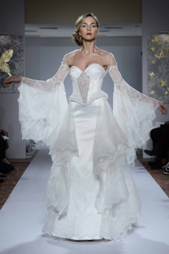 Seksinya para model pamerkan gaun pengantin Pnina Tornai