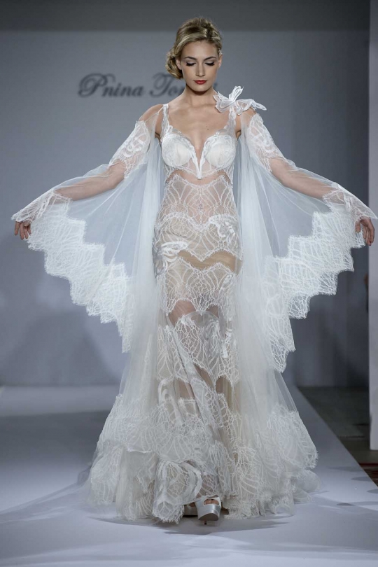 Seksinya para model pamerkan gaun pengantin Pnina Tornai