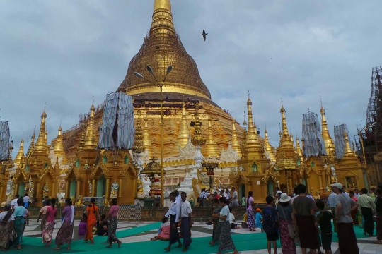 Melihat kemilau emas kuil Budha paling suci di Myanmar