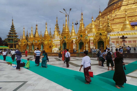 Melihat kemilau emas kuil Budha paling suci di Myanmar