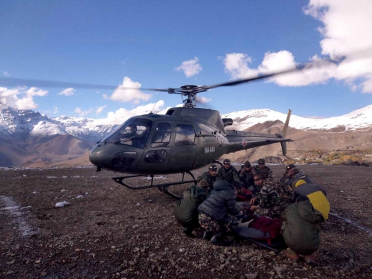 Evakuasi dramatis korban longsor salju Himalaya