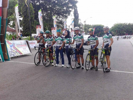 Memantau suasana jelang start etape 1 Tour de Banyuwangi Ijen