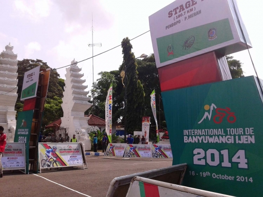 Memantau suasana jelang start etape 1 Tour de Banyuwangi Ijen