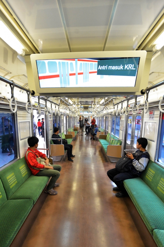 Tingkatkan kenyamanan, KAI Commuter pasang tv di KRL dan stasiun