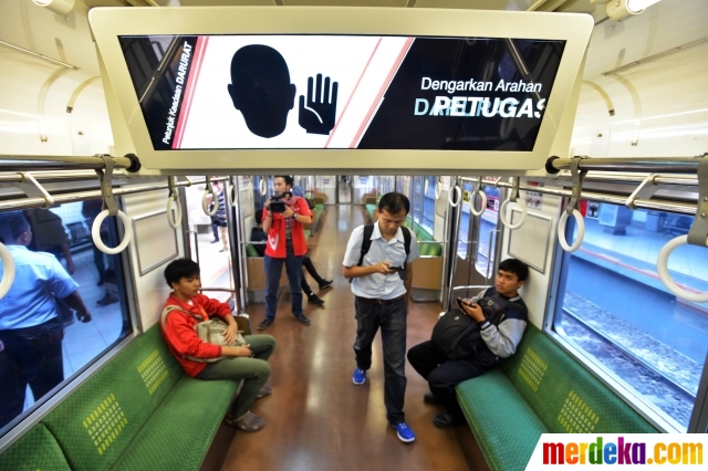 Foto : Tingkatkan kenyamanan, KAI Commuter pasang tv di 