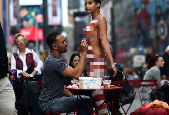 Bebasnya New York, wanita leluasa body painting di depan umum