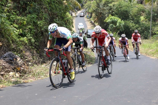 Para peserta Tour de Ijen meringis kelelahan usai finish etape I