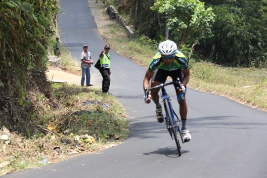 Para peserta Tour de Ijen meringis kelelahan usai finish etape I