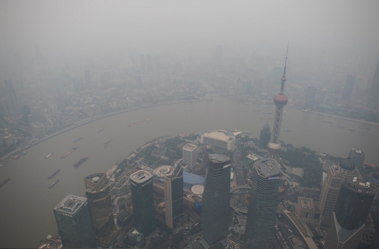 Melihat parahnya polusi udara di China dari atas Menara Shanghai