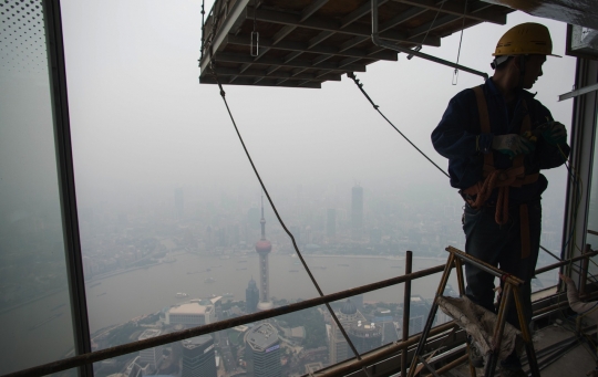 Melihat parahnya polusi udara di China dari atas Menara Shanghai