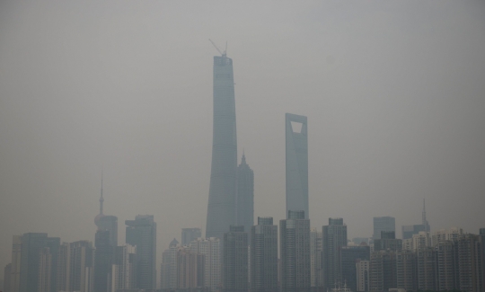 Melihat parahnya polusi udara di China dari atas Menara Shanghai