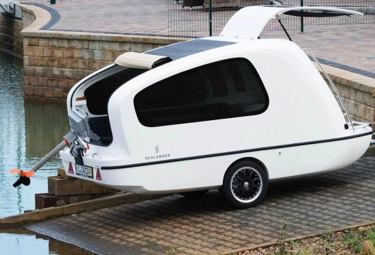 Sensasi bertamasya dengan 'Sealander', mobil rumah amfibi