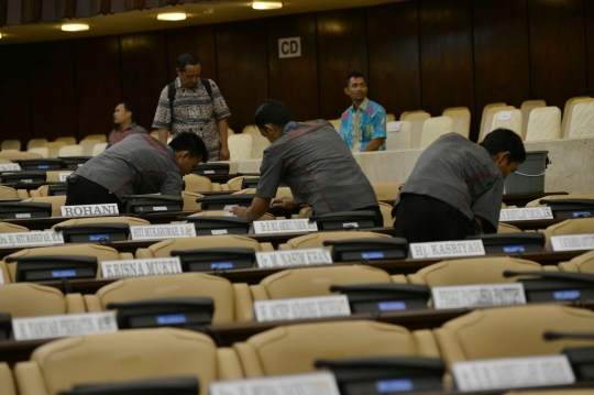 Jelang pelantikan Jokowi-JK, kursi para dewan dibersihkan