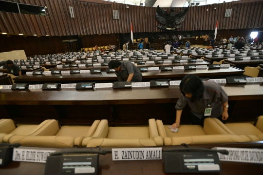 Jelang pelantikan Jokowi-JK, kursi para dewan dibersihkan