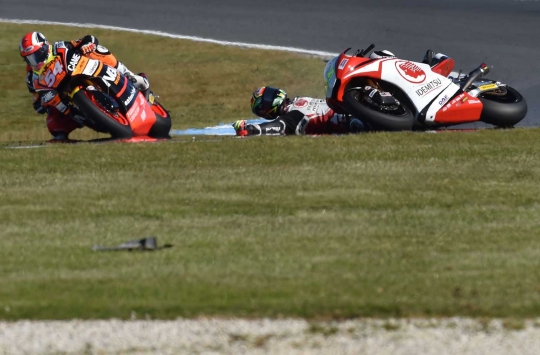 Kecelakaan dahsyat pembalap Moto2 hingga terguling di bebatuan