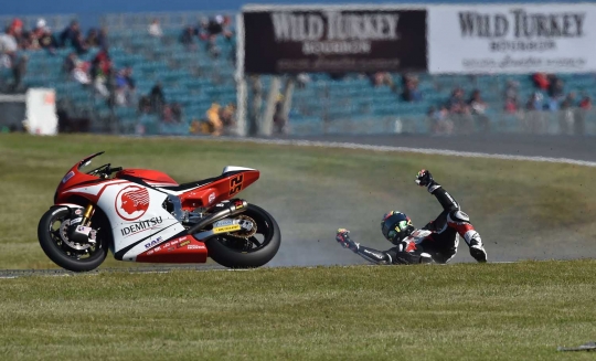 Kecelakaan dahsyat pembalap Moto2 hingga terguling di bebatuan