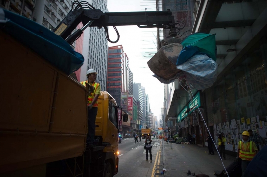 Polisi bongkar paksa tenda-tenda pelajar di jalanan Hong Kong