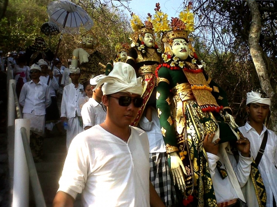 Menengok prosesi penyucian Barong dan Rangda di tepi pantai Bali