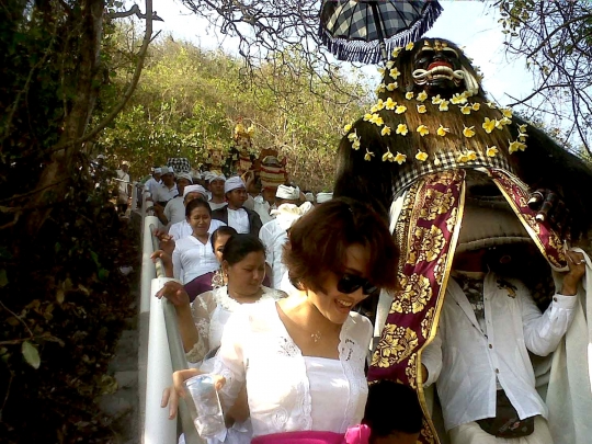 Menengok prosesi penyucian Barong dan Rangda di tepi pantai Bali