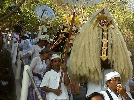 Menengok prosesi penyucian Barong dan Rangda di tepi pantai Bali