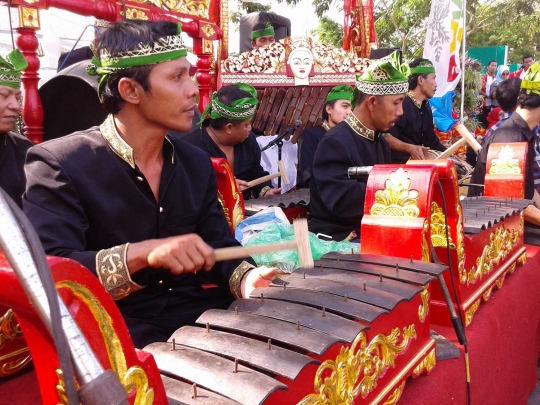 Musik tradisional ramaikan garis finis etape IV Tour de Ijen