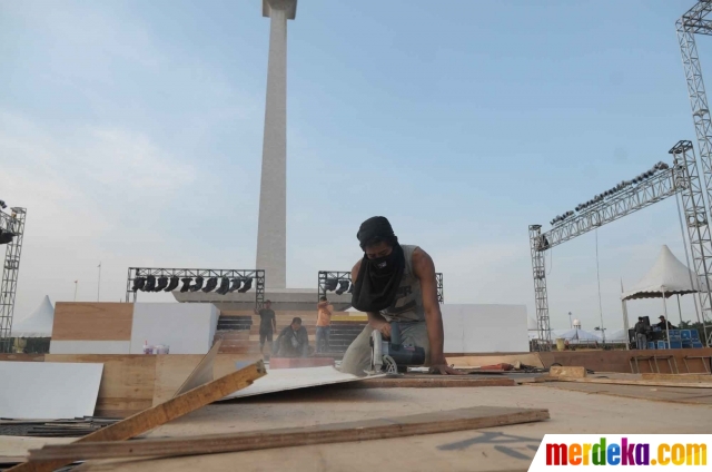 Foto : Panggung 'Syukuran Rakyat Salam 3 Jari' di Monas 