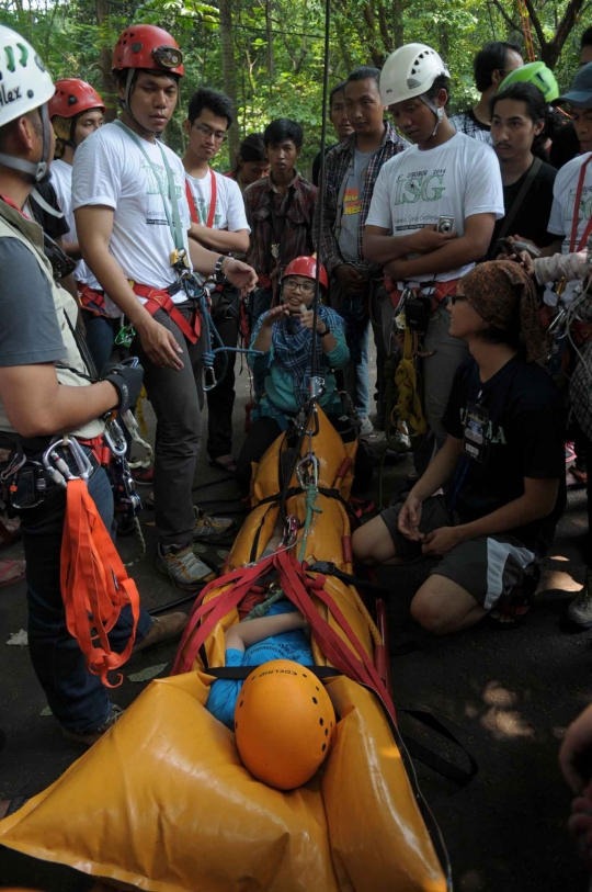 Melihat latihan penyelamatan kecelakaan gua dalam acara ISG 2014