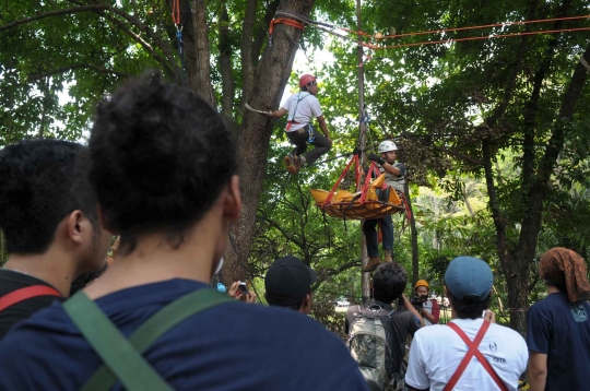 Melihat latihan penyelamatan kecelakaan gua dalam acara ISG 2014