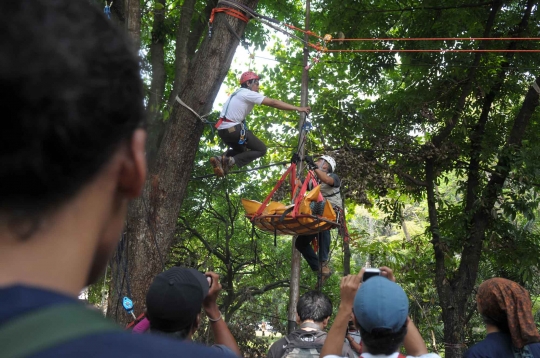 Melihat latihan penyelamatan kecelakaan gua dalam acara ISG 2014