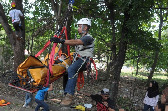 Melihat latihan penyelamatan kecelakaan gua dalam acara ISG 2014