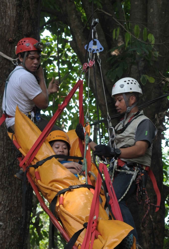 Melihat latihan penyelamatan kecelakaan gua dalam acara ISG 2014