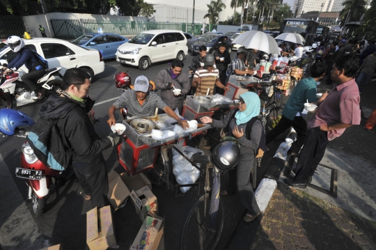 Syukuran Rakyat, warga hingga polisi ikut makan gratis di HI