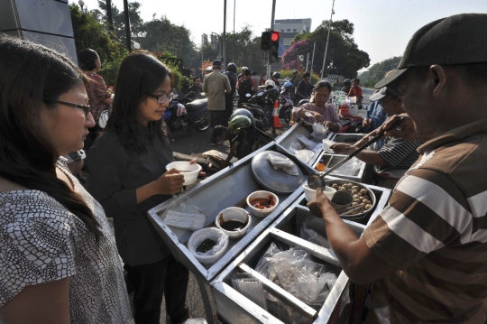 Syukuran Rakyat, warga hingga polisi ikut makan gratis di HI