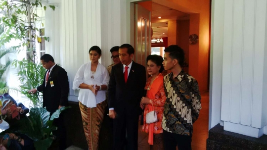 Jelang hadiri pelantikan, Jokowi digandeng mesra Iriana