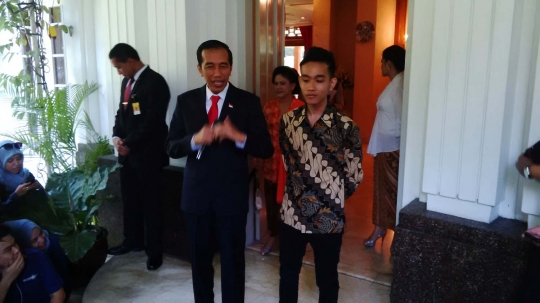 Jelang hadiri pelantikan, Jokowi digandeng mesra Iriana