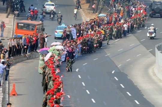 TNI dan masyarakat sambut iring-iringan Jokowi ke pelantikan