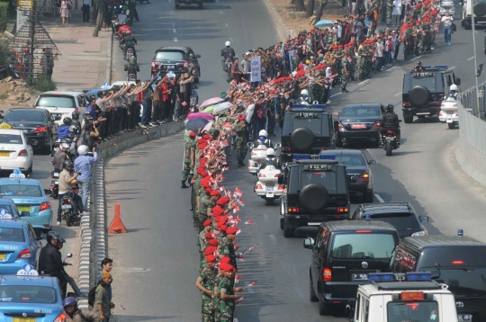 TNI dan masyarakat sambut iring-iringan Jokowi ke pelantikan