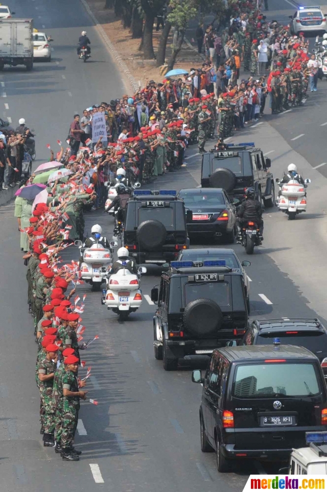 Foto : TNI dan masyarakat sambut iring-iringan Jokowi ke 