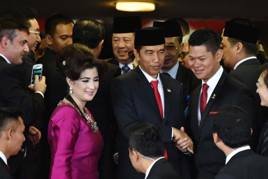 Wajah sumringah Jokowi hadiri pelantikan di Gedung MPR