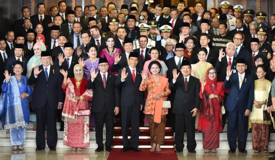Wajah sumringah Jokowi hadiri pelantikan di Gedung MPR