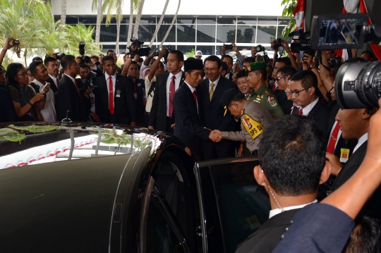 Tinggalkan Gedung MPR, Jokowi naik Mercy hitam Indonesia 1