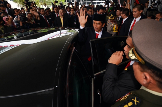 Tinggalkan Gedung MPR, Jokowi naik Mercy hitam Indonesia 1