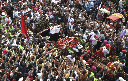 Jokowi-JK diarak kereta kencana ke Istana Negara