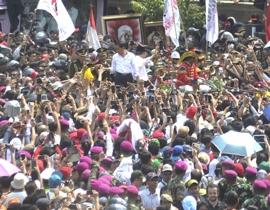 Jokowi-JK diarak kereta kencana ke Istana Negara