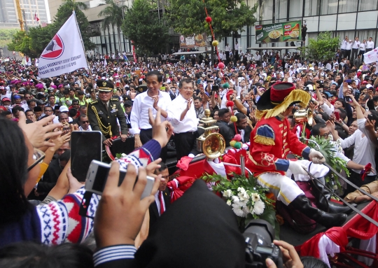 Jokowi-JK diarak kereta kencana ke Istana Negara