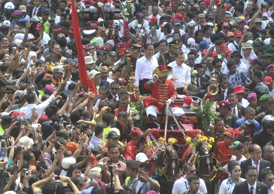 Jokowi-JK diarak kereta kencana ke Istana Negara